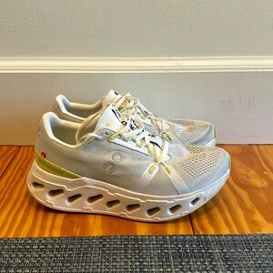On running Women's Cloudeclipse W8 - like new! Worn three times
